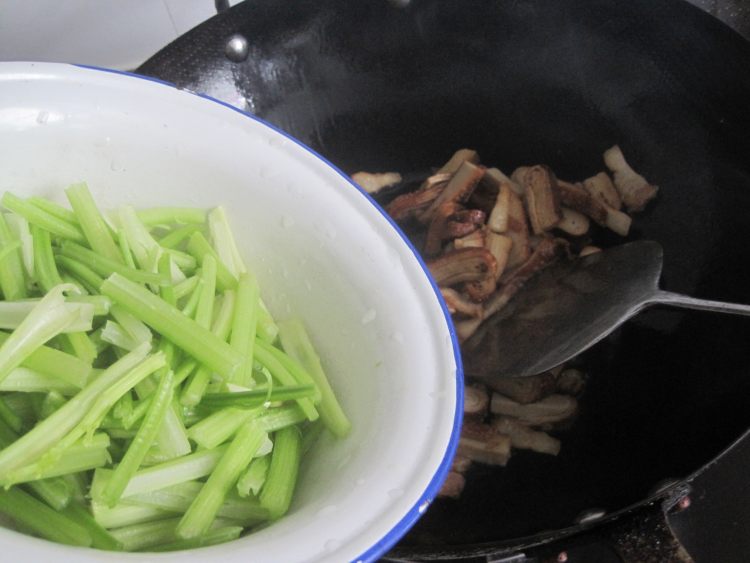 腊肉千张干炒芹菜步骤5