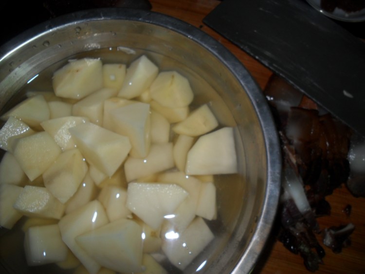 土豆烧腊肉步骤1