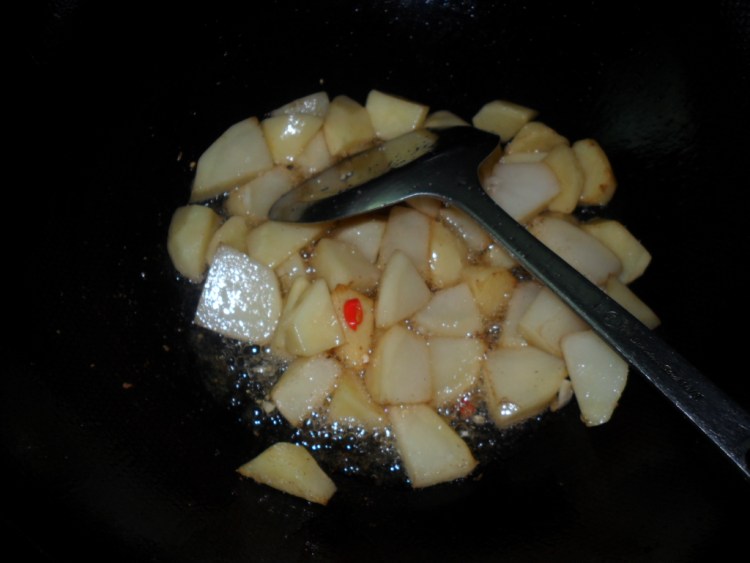 土豆烧腊肉步骤5