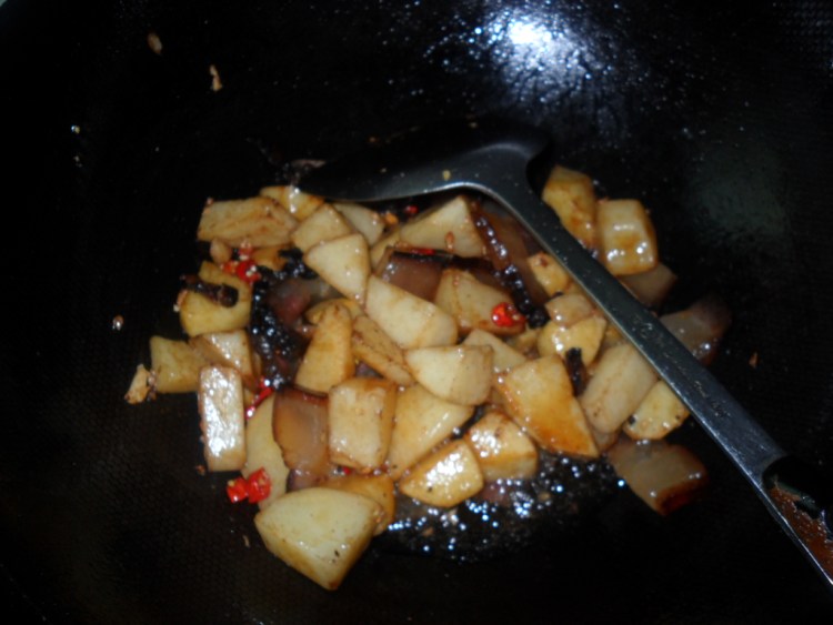 土豆烧腊肉步骤6