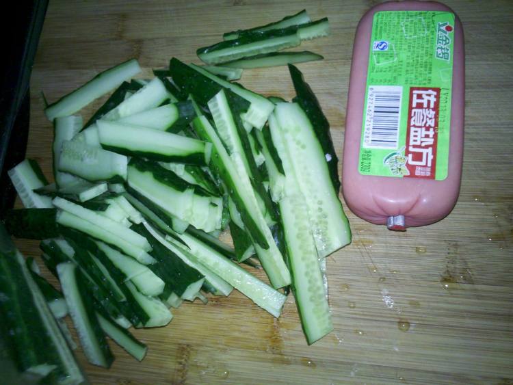 火腿黄瓜步骤1