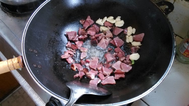 蒜炒腊肉步骤2