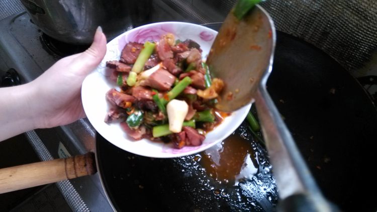 蒜炒腊肉步骤7