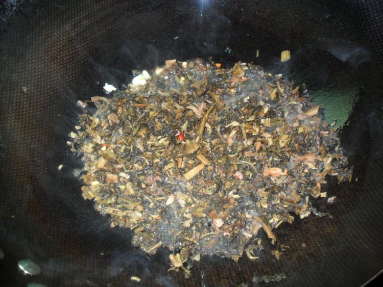 蒲蕹菜炒腊肉步骤5