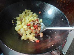 腊肉番茄炒土豆步骤7