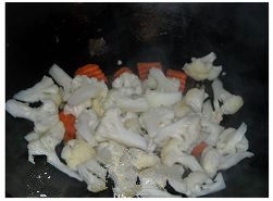 拌饭酱腊肉炒菜花步骤6