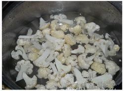 拌饭酱腊肉炒菜花步骤1