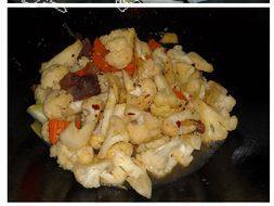 拌饭酱腊肉炒菜花步骤8