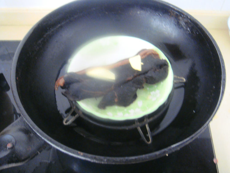 腊肉片炒蒜苔步骤1