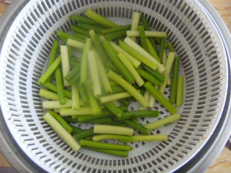 腊肉片炒蒜苔步骤2