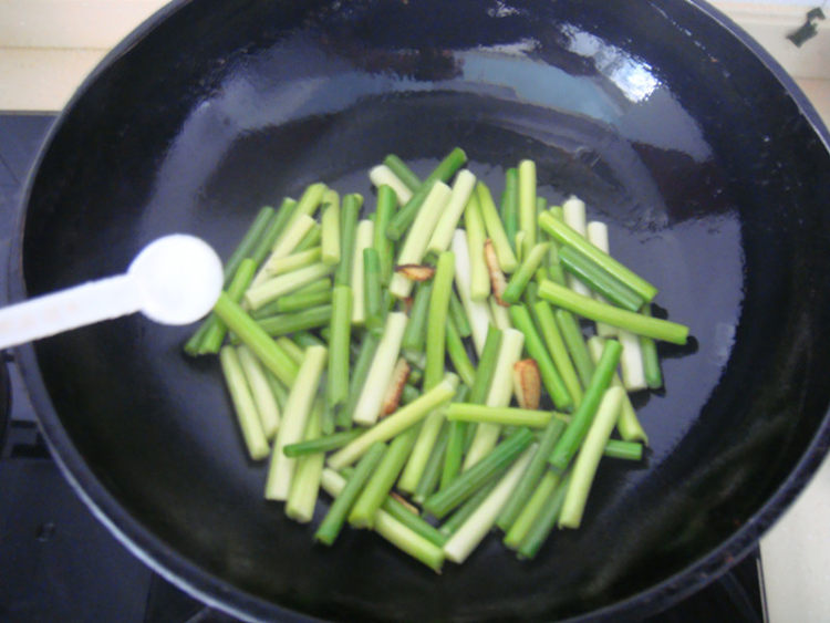 腊肉片炒蒜苔步骤5