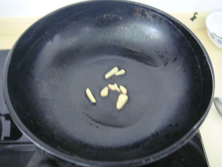 腊肉片炒蒜苔步骤4