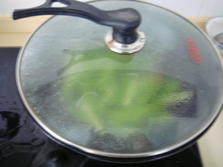 腊肉片炒蒜苔步骤7