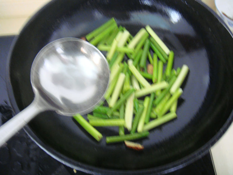 腊肉片炒蒜苔步骤6