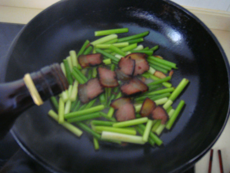 腊肉片炒蒜苔步骤8