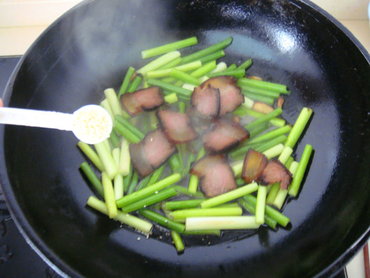 腊肉片炒蒜苔步骤9