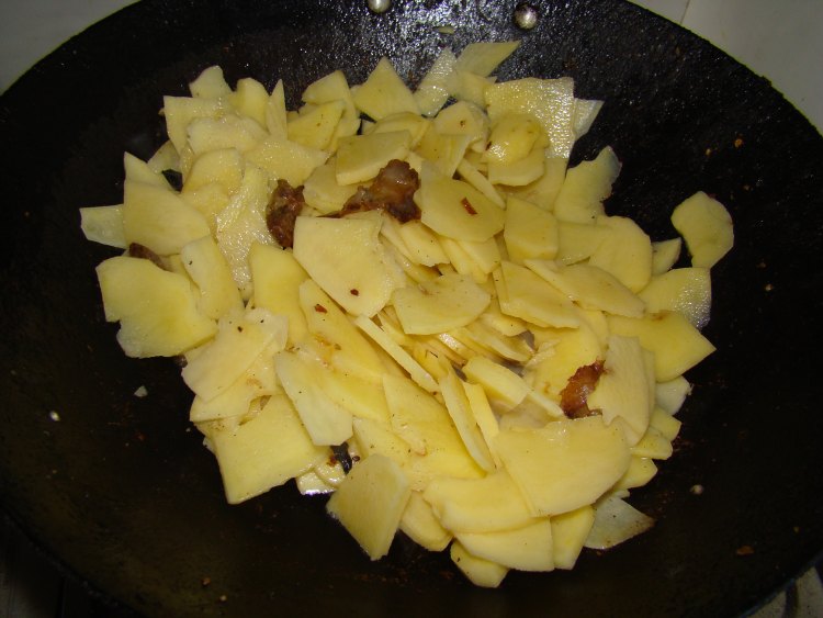 腊肉炒土豆片步骤5