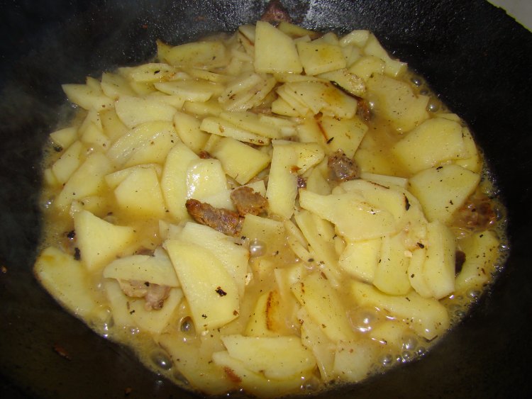 腊肉炒土豆片步骤6