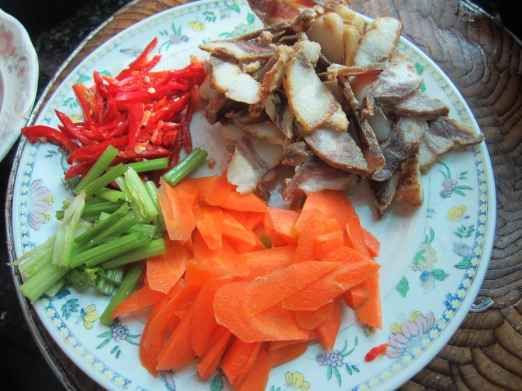 萝卜片烧腊肉步骤2