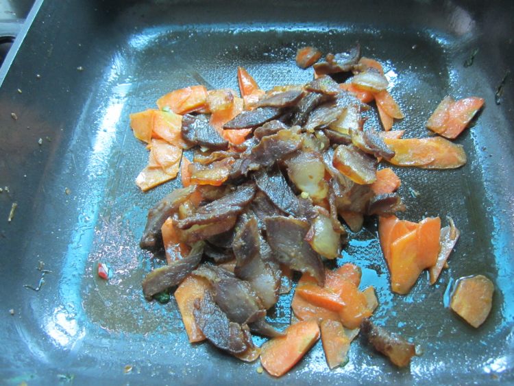 萝卜片烧腊肉步骤5