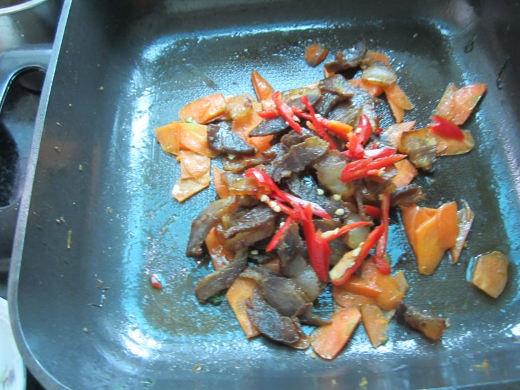 萝卜片烧腊肉步骤6