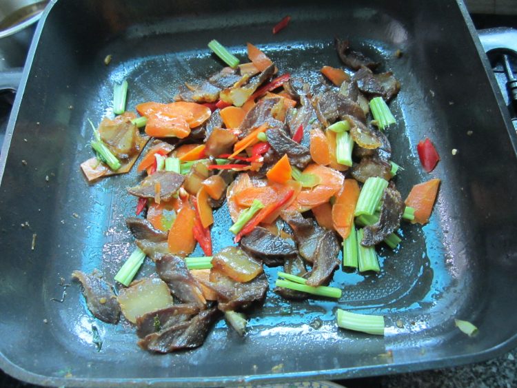萝卜片烧腊肉步骤8