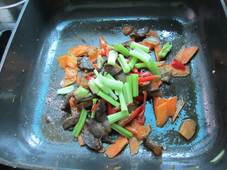 萝卜片烧腊肉步骤7