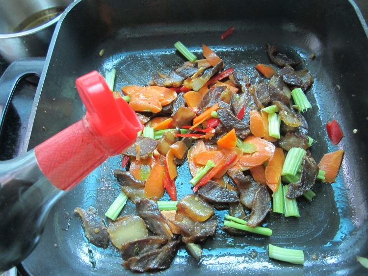 萝卜片烧腊肉步骤9
