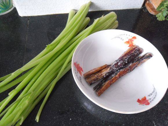 腊味芹菜步骤1