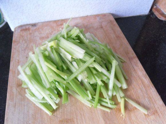 腊味芹菜步骤2