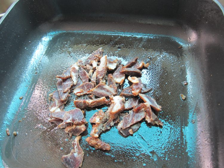 腊肉火腿炒榨菜步骤6
