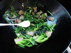腊肉炒菠菜步骤7