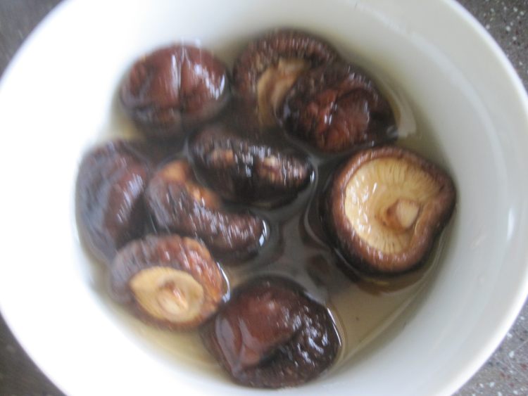 腊肉香菇炒毛豆仁步骤1