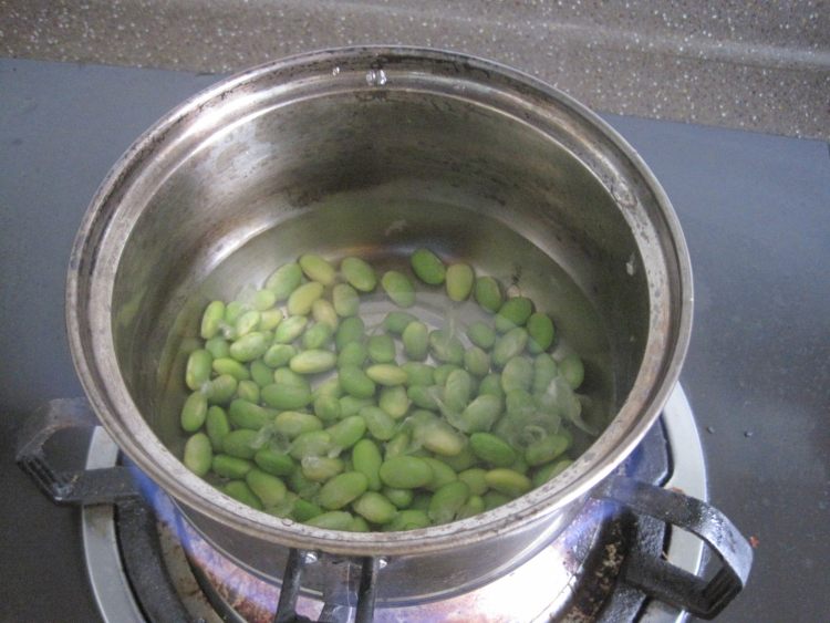 腊肉香菇炒毛豆仁步骤2