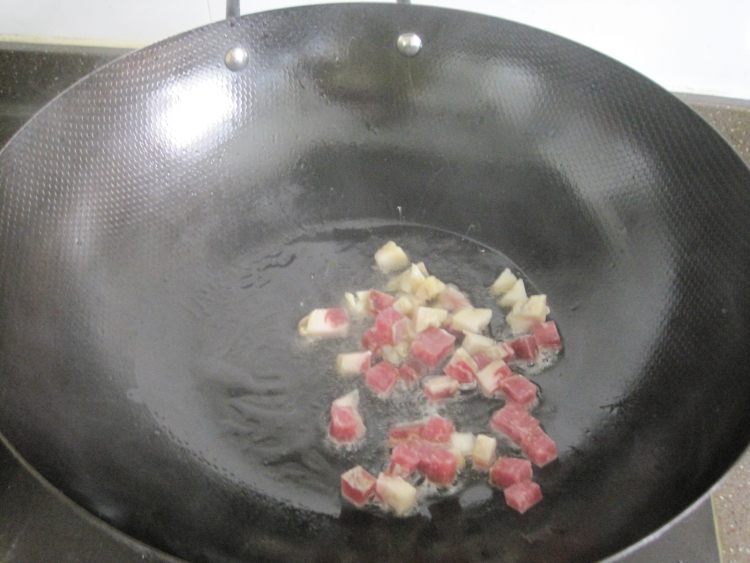 腊肉香菇炒毛豆仁步骤7