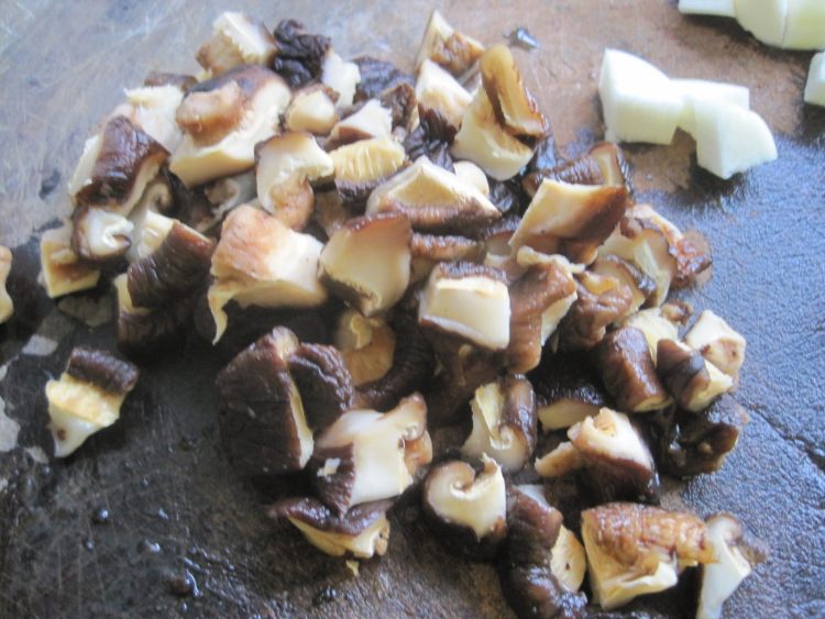 腊肉香菇炒毛豆仁步骤4