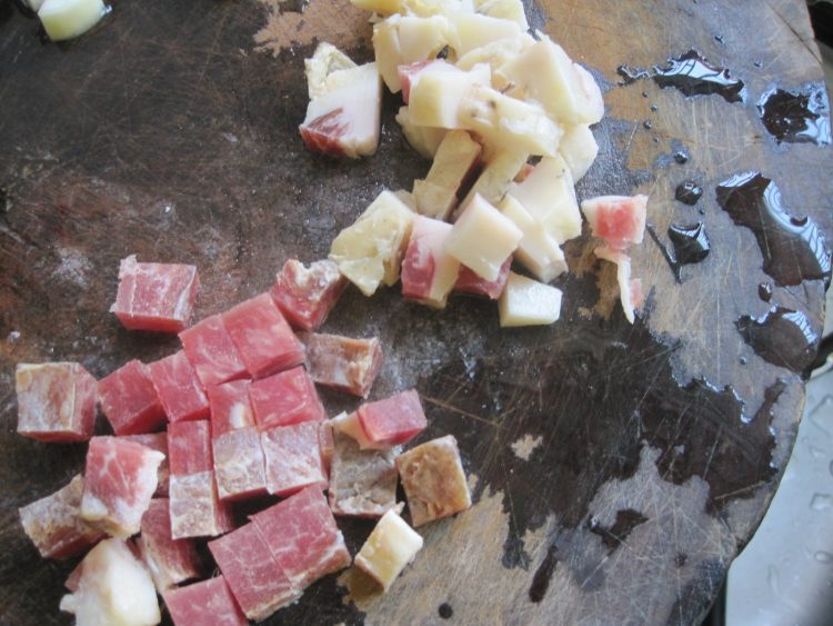 腊肉香菇炒毛豆仁步骤5