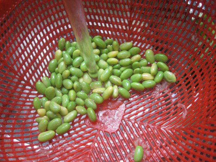 腊肉香菇炒毛豆仁步骤6