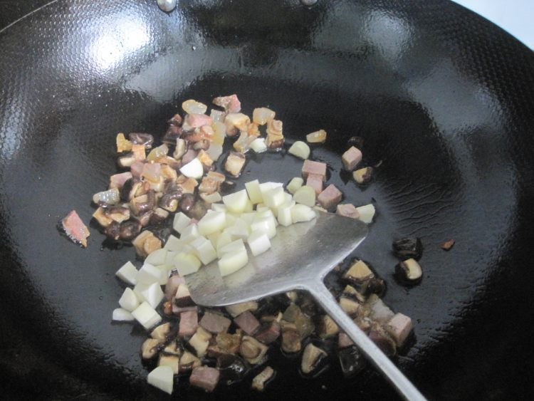 腊肉香菇炒毛豆仁步骤9