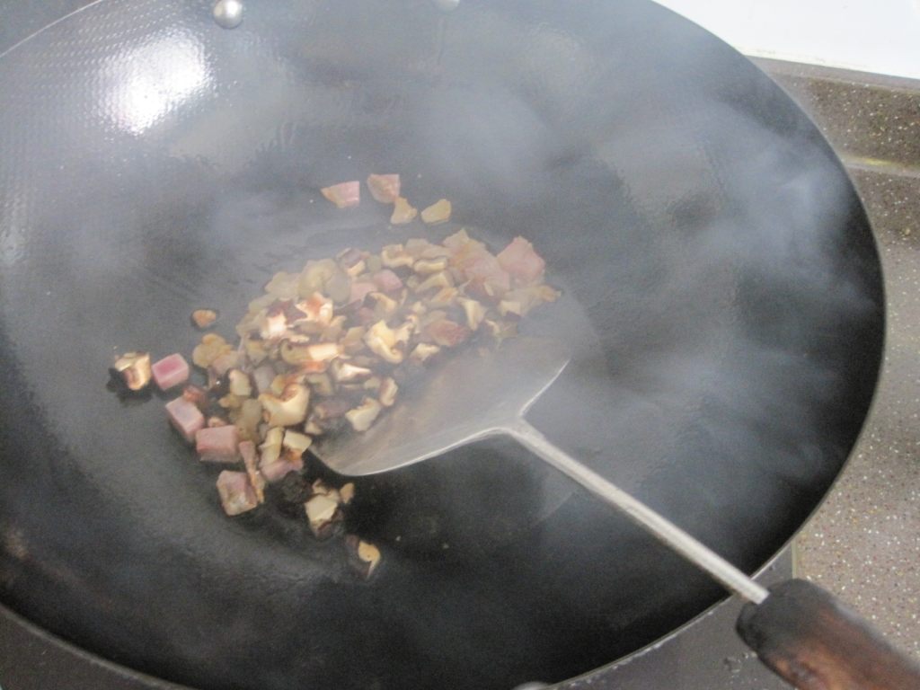 腊肉香菇炒毛豆仁步骤8