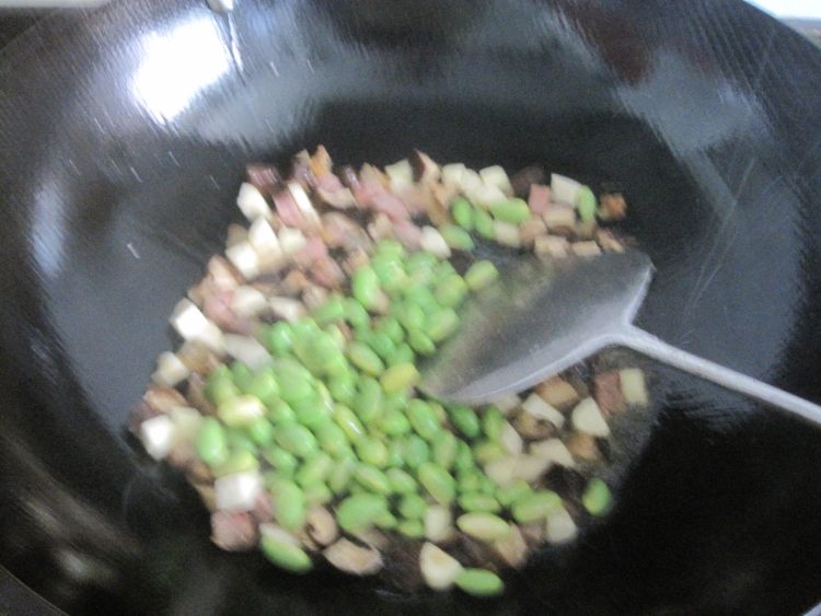 腊肉香菇炒毛豆仁步骤11