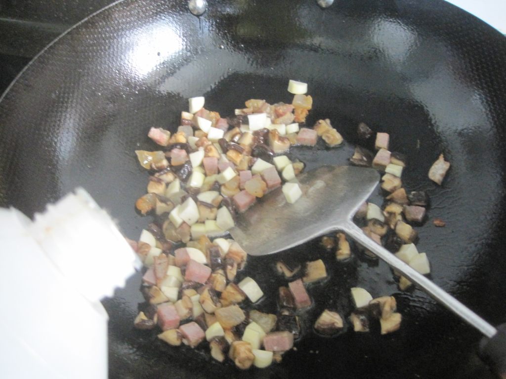 腊肉香菇炒毛豆仁步骤10