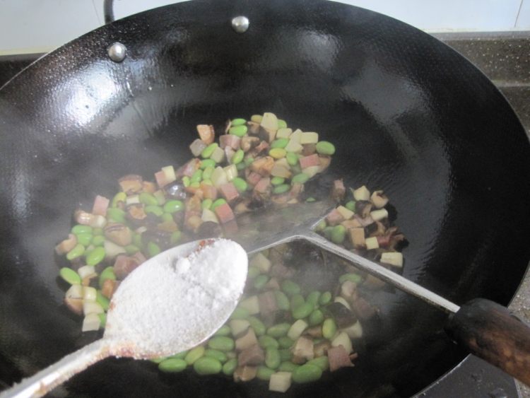 腊肉香菇炒毛豆仁步骤12