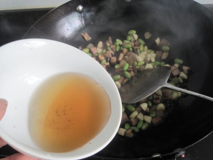 腊肉香菇炒毛豆仁步骤13