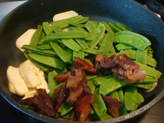 腊肉炒双豆步骤7