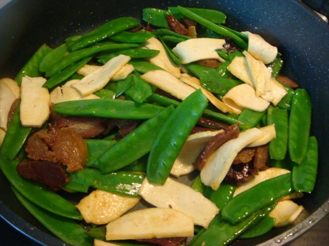 腊肉炒双豆步骤8