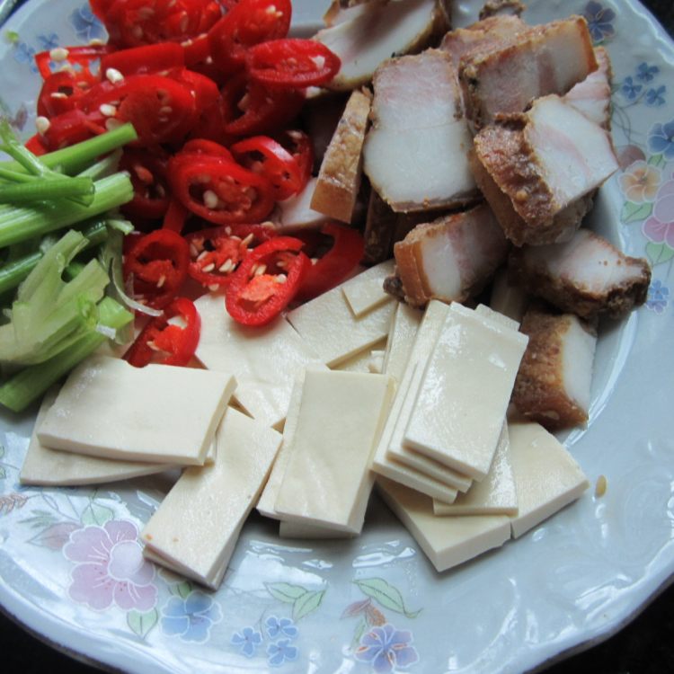 豆腐片炒腊肉步骤3