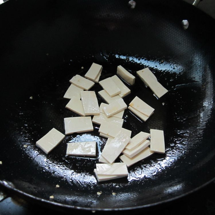豆腐片炒腊肉步骤4