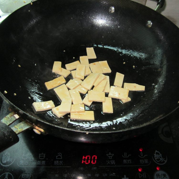 豆腐片炒腊肉步骤5