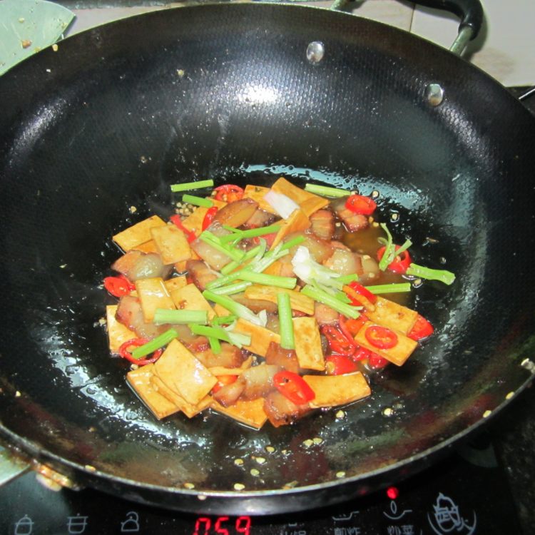 豆腐片炒腊肉步骤11